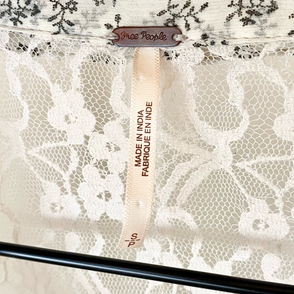 Free People Top Sheer blouse Floral and Lace - Picture 7 of 7